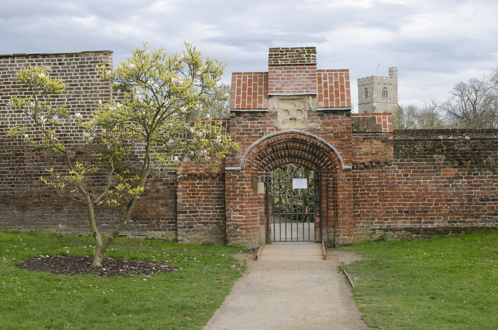 2016-04-13-Hammersmith-and-Fulham_Fulham-Palace_Walled-Garden-Entrance