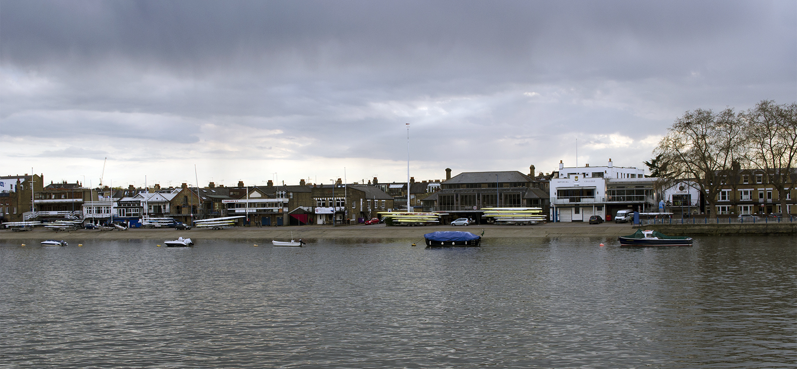 2016-04-13-Thames-Path_Hammersmith-and-Fullham_View-towards-Putney-Boat-Houses-Spring