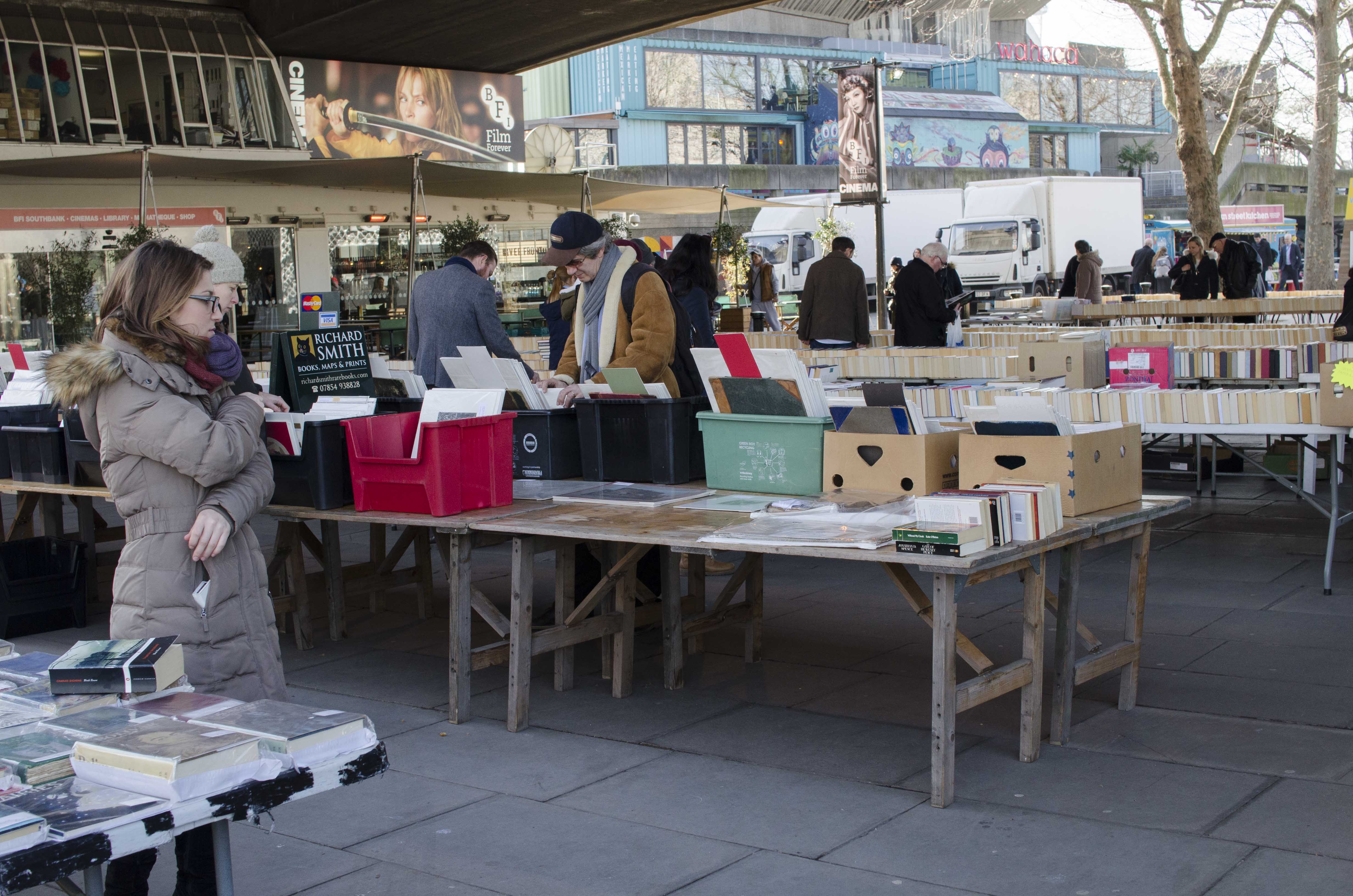 20160211-Lambeth_South-Bank_Browsing-under-Waterloo-Bridge1