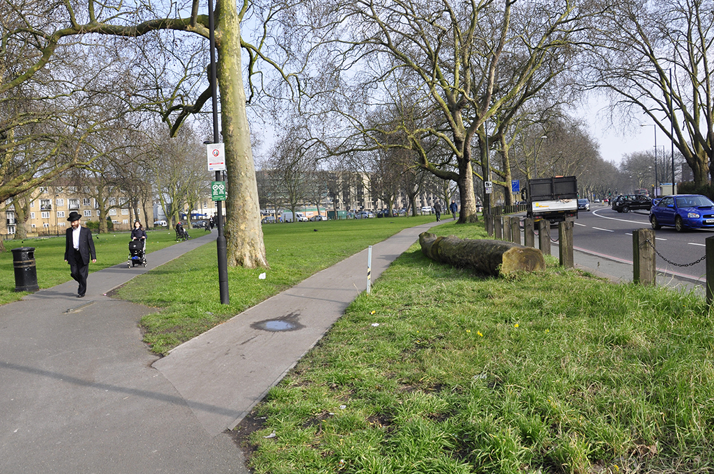 20160311_Hackney_Clapton-Common_Helping-breathing-along-a-busy-road