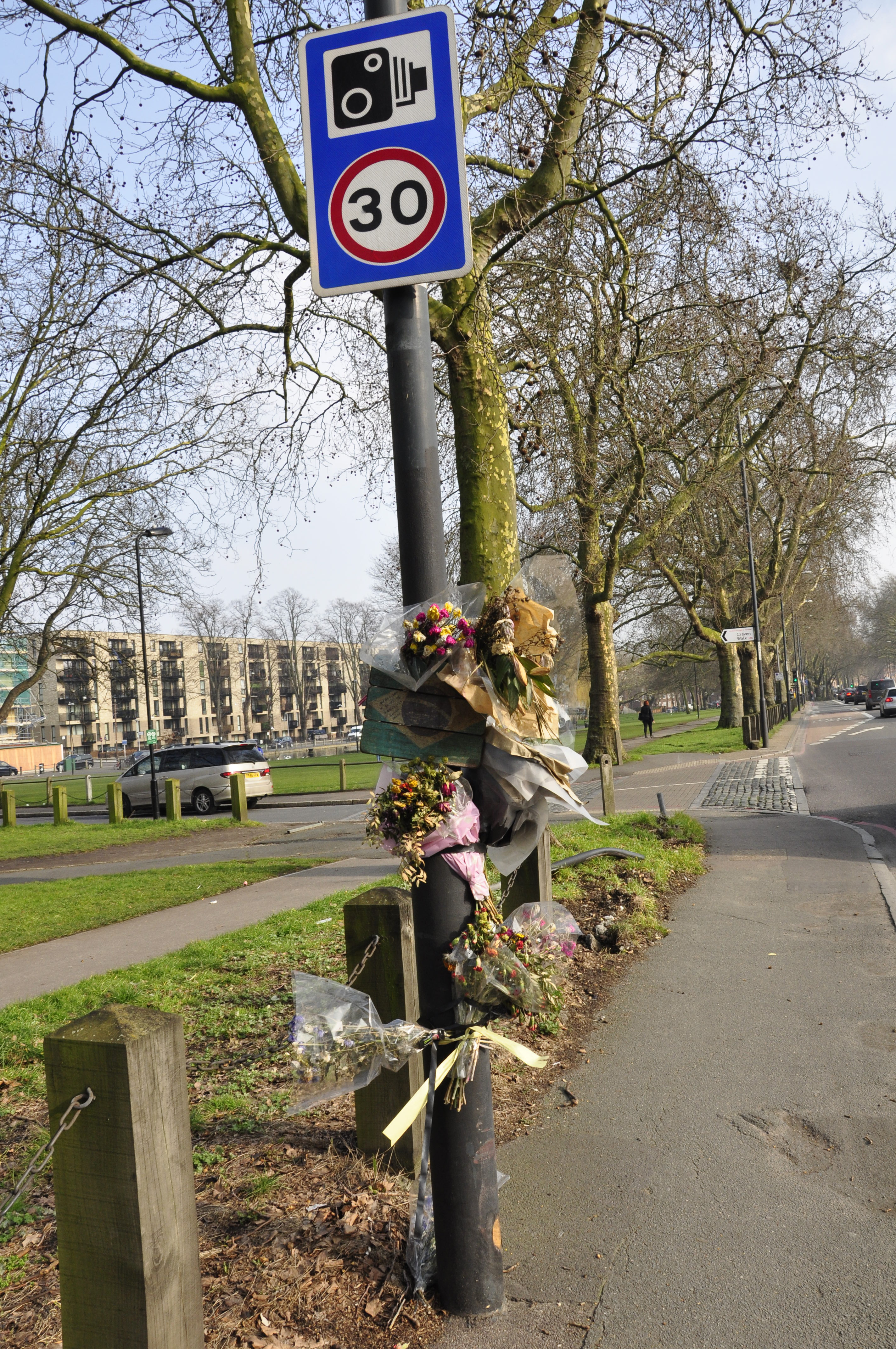 20160311_Hackney_Clapton-Common_Roadside-memorial-to-someone-killed-in-a-car-accident