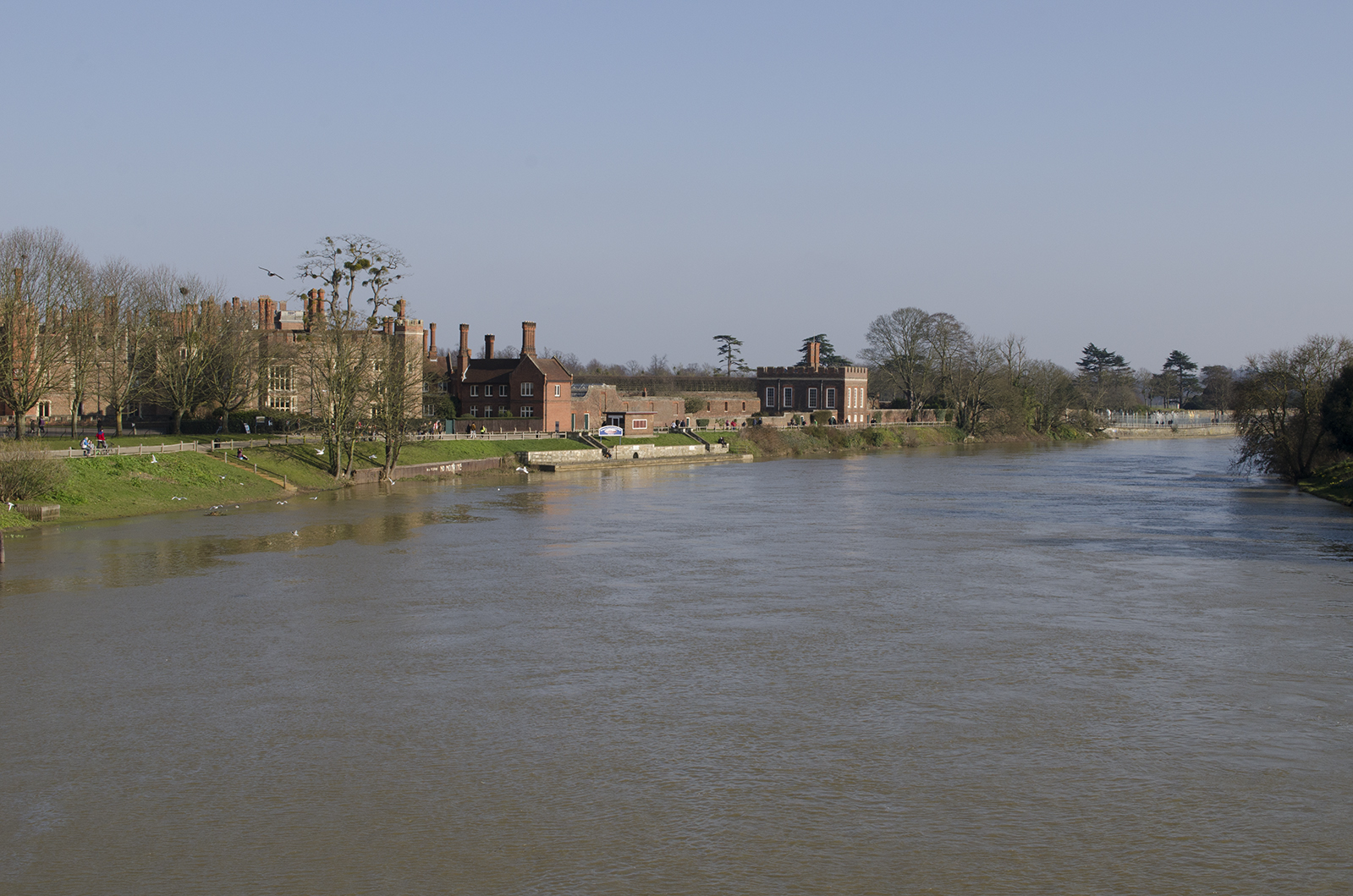 20160313-Hampton-Court-Palace_From-the-Bridge_Spring_Landscape