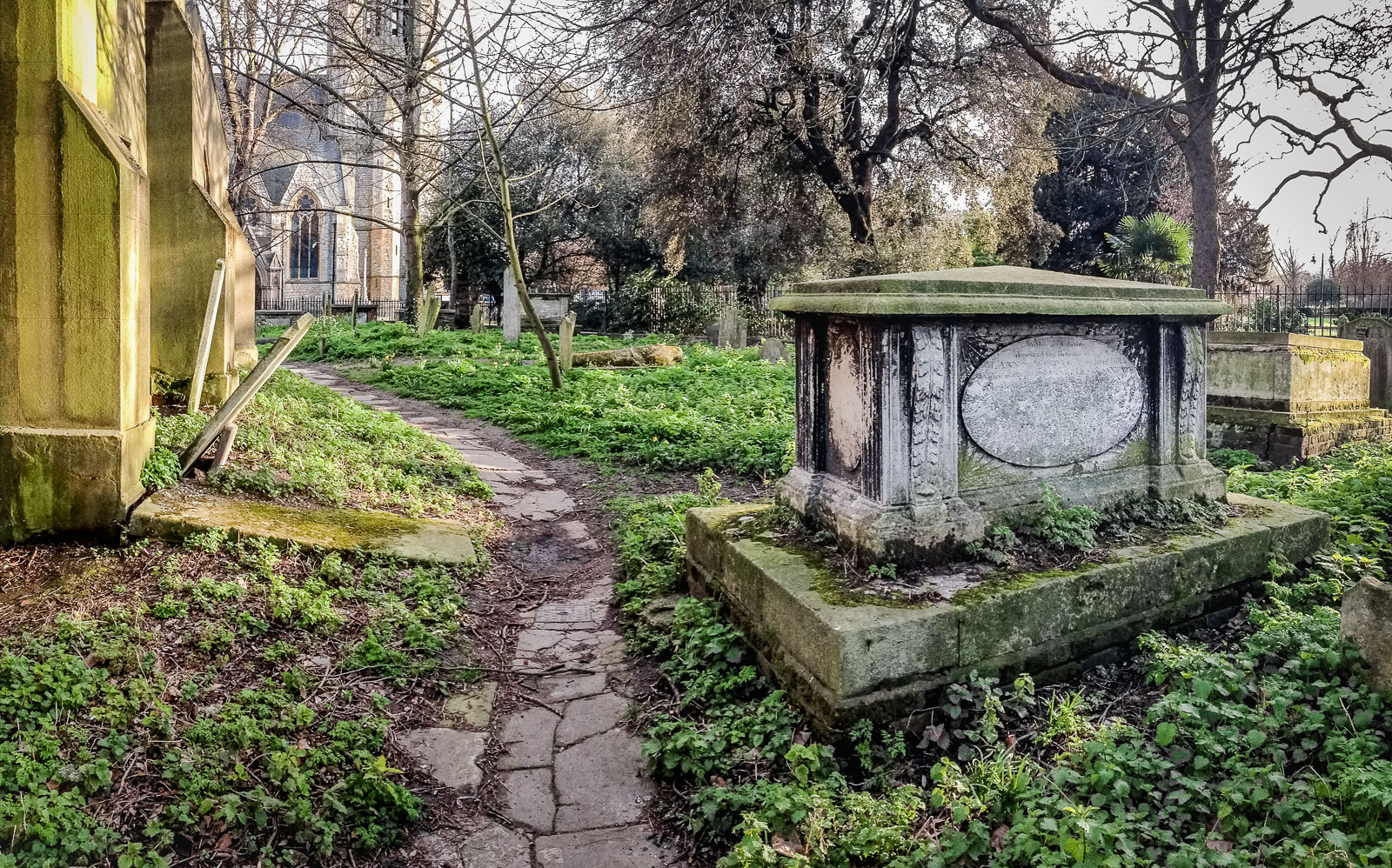 20160330_Hackney_Old-Church_Graveyard-1