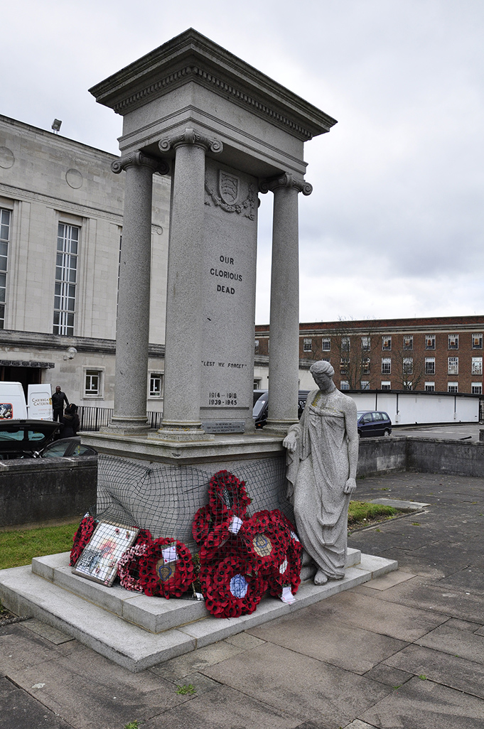 20160408_Waltham-Forest_Walthamstow-Town-Hall-Park-Walthamstow-Assembly-Hall_-Memorial-to-the-fallen-1914-1945