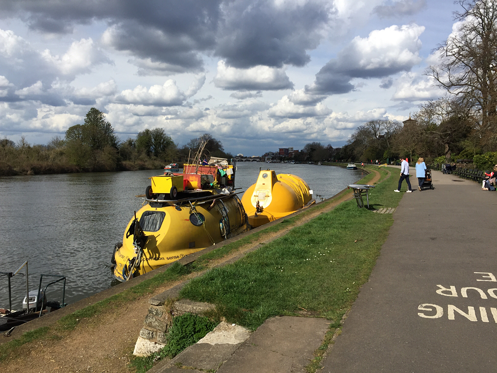 20160412_Kingston-upon_Thames_We-all-live-in-a-yellow-submarine