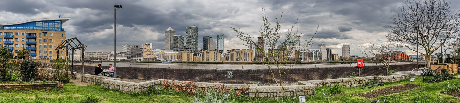 20160413_Southwark_Surrey-Docks-Farm_Canary-Wharf-from-garden