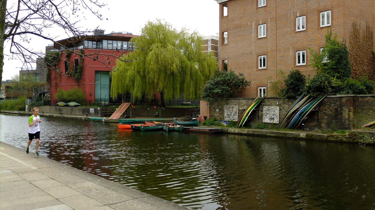 20160422_Hackney_Regents-Canal_Jogging-Past-Boat-Club