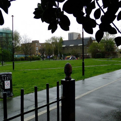 20160422_Tower-Hamlets_Ion-Square-Gardens_Taking-Shelter