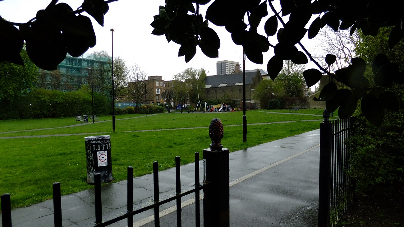 20160422_Tower-Hamlets_Ion-Square-Gardens_Taking-Shelter