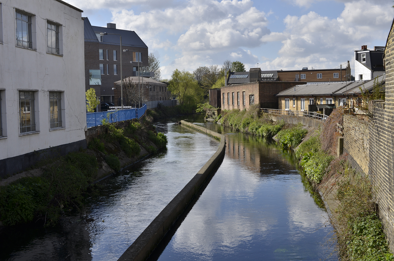 2016-04-27-Wandsworth_Penwith-Road_View-of-Wandle-looking-towards-Merton