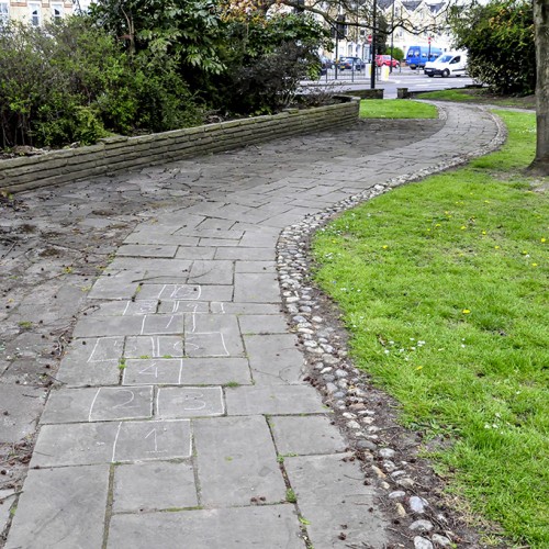 20160503_Haringey_North-Hill_Little-park-with-hopscotch