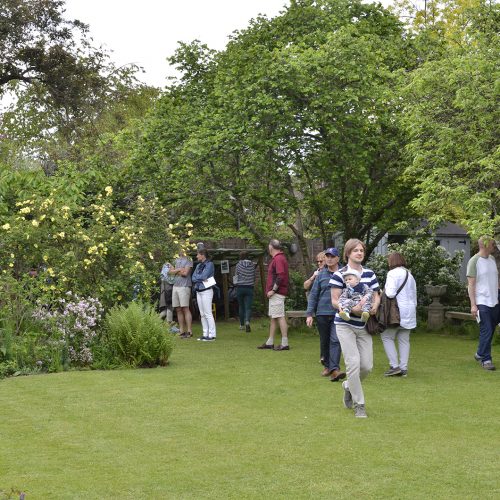 2016-05-22-Richmond_Petersham-Open-Gardens-Weekend_Downlands_People
