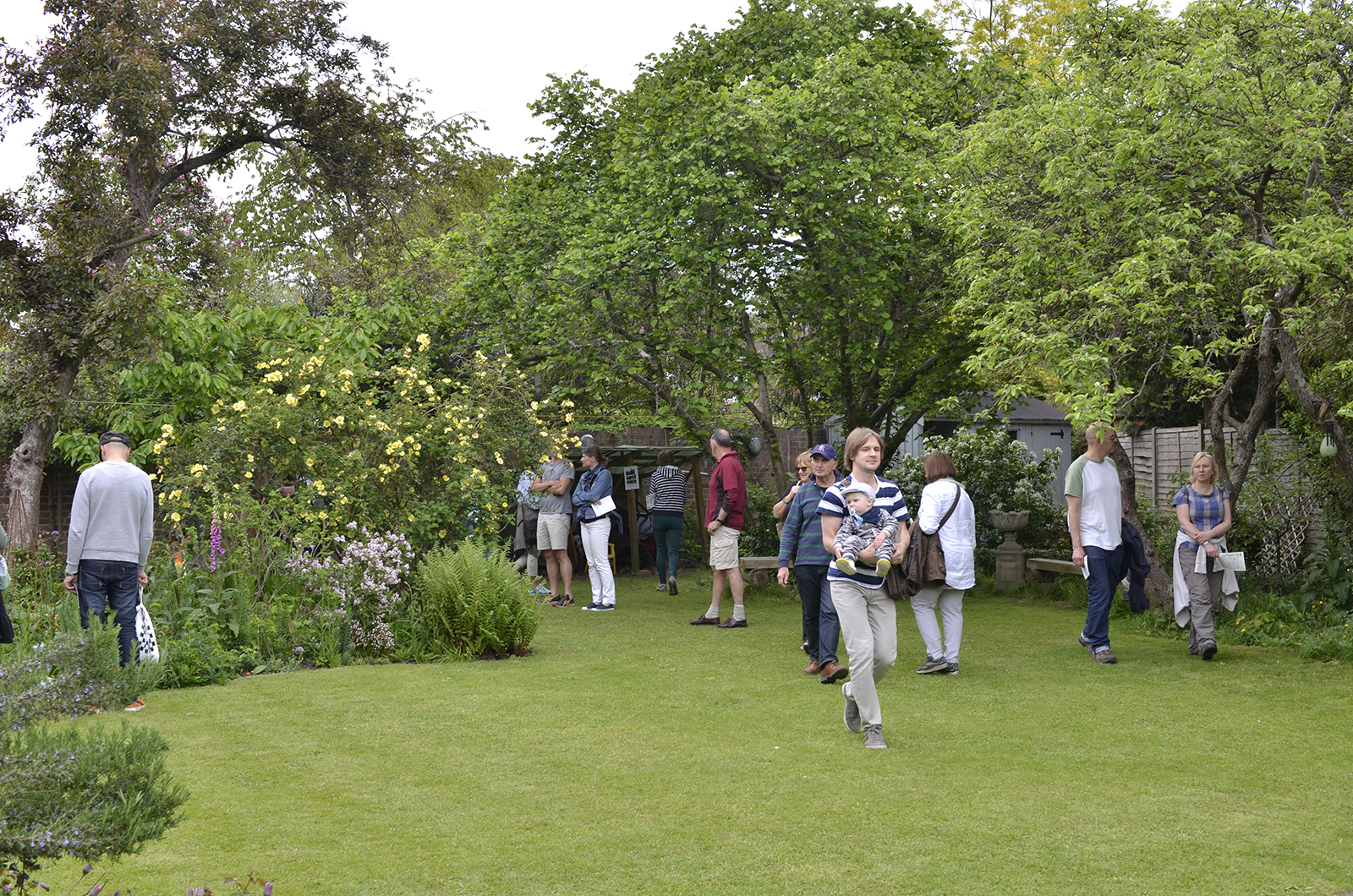 2016-05-22-Richmond_Petersham-Open-Gardens-Weekend_Downlands_People