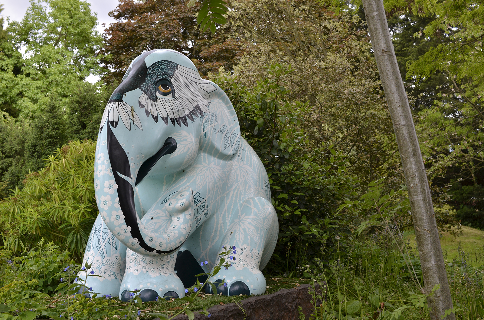 2016-05-22-Richmond_Petersham-Open-Gardens_Montrose-House_Elephant-in-Blue-Flowers