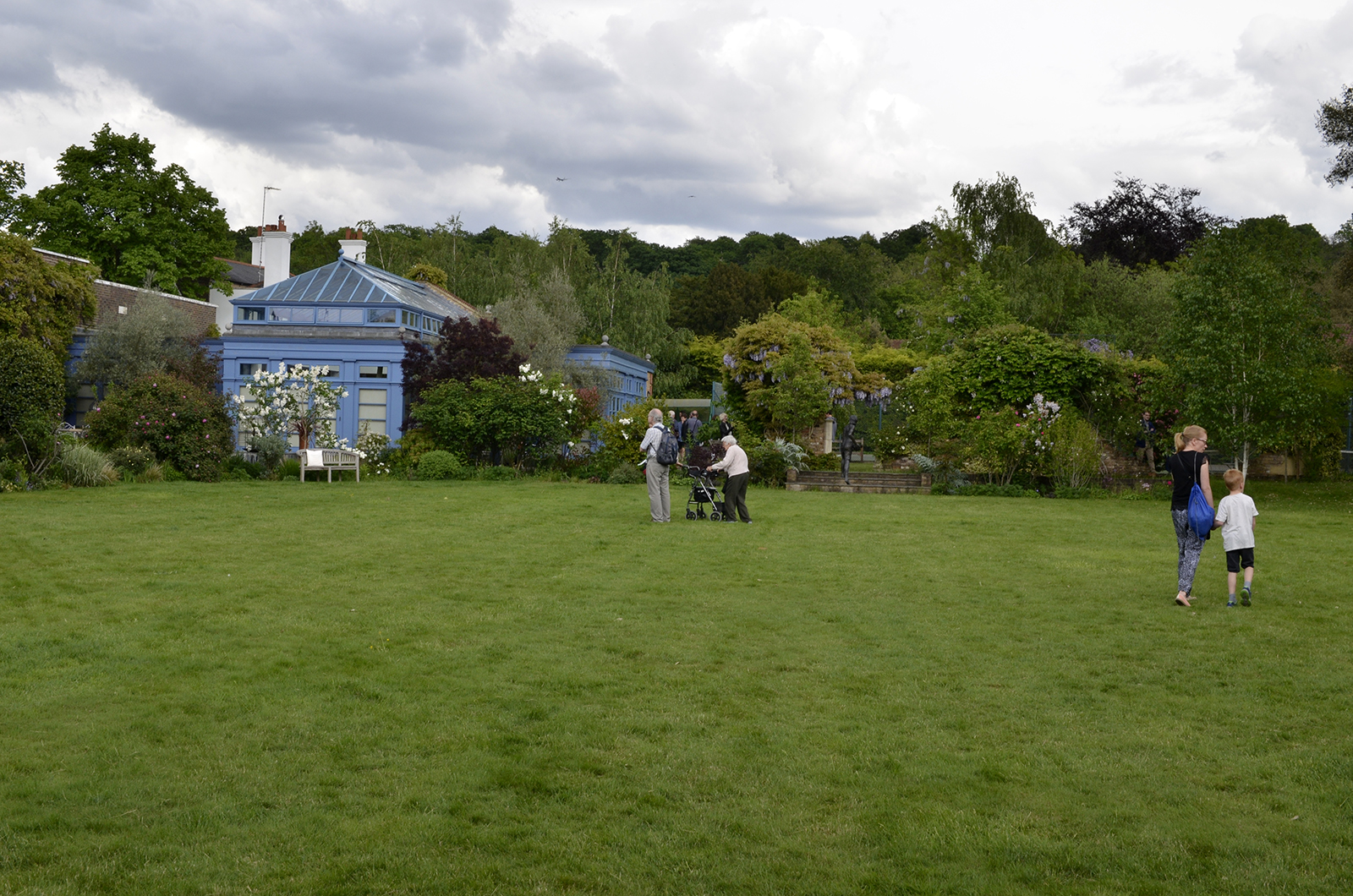 2016-05-22-Richmond_Petersham-Open-Gardens_Montrose-House_Some-lawn_Landscape