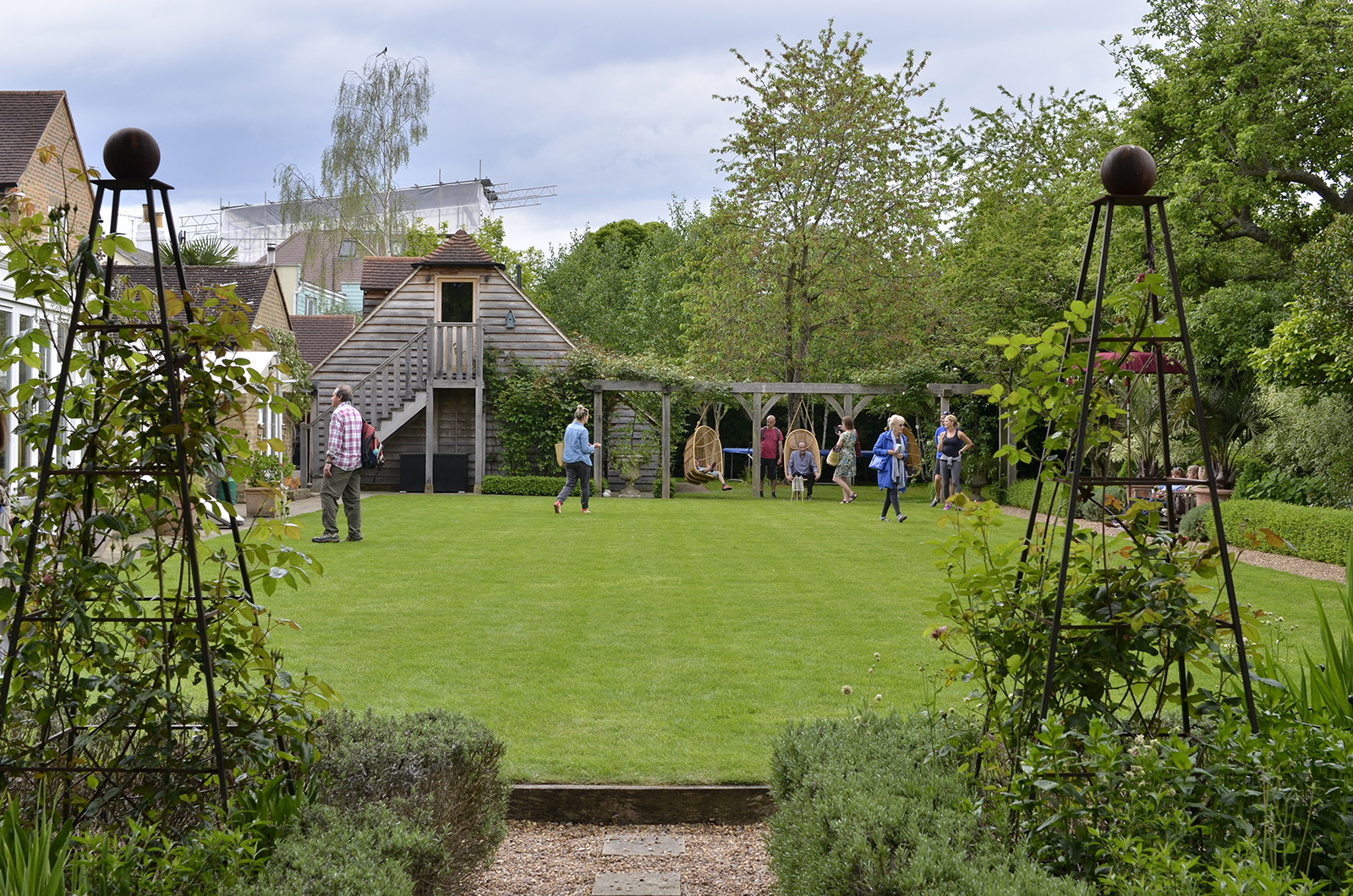 2016-05-33-Petersham-Open-Gardens_People-Enjoying-this-beautiful-place