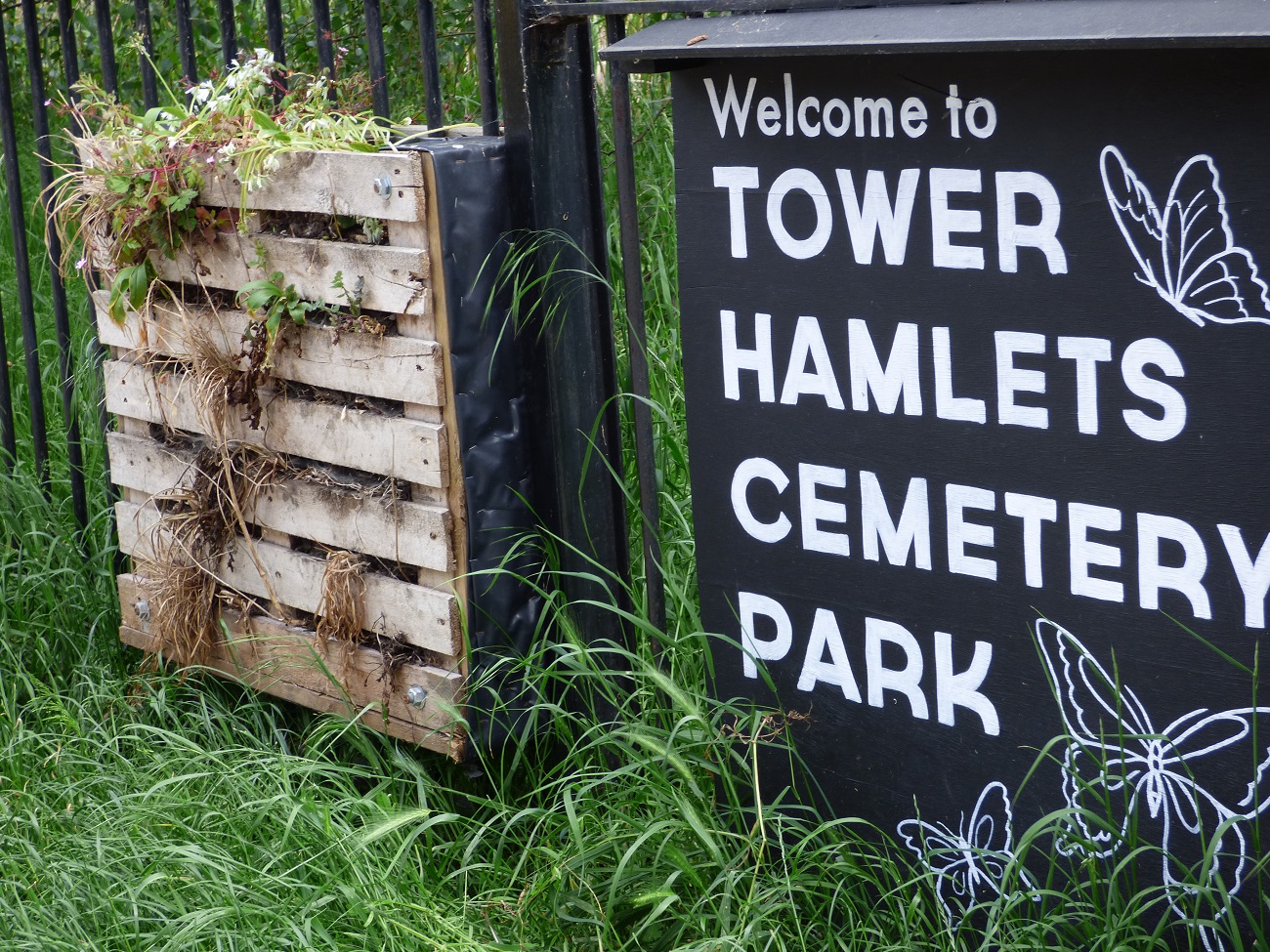 20160524_Tower-Hamlets_Tower-Hamlets-Cemetery-Park_The-Welcome-Gate