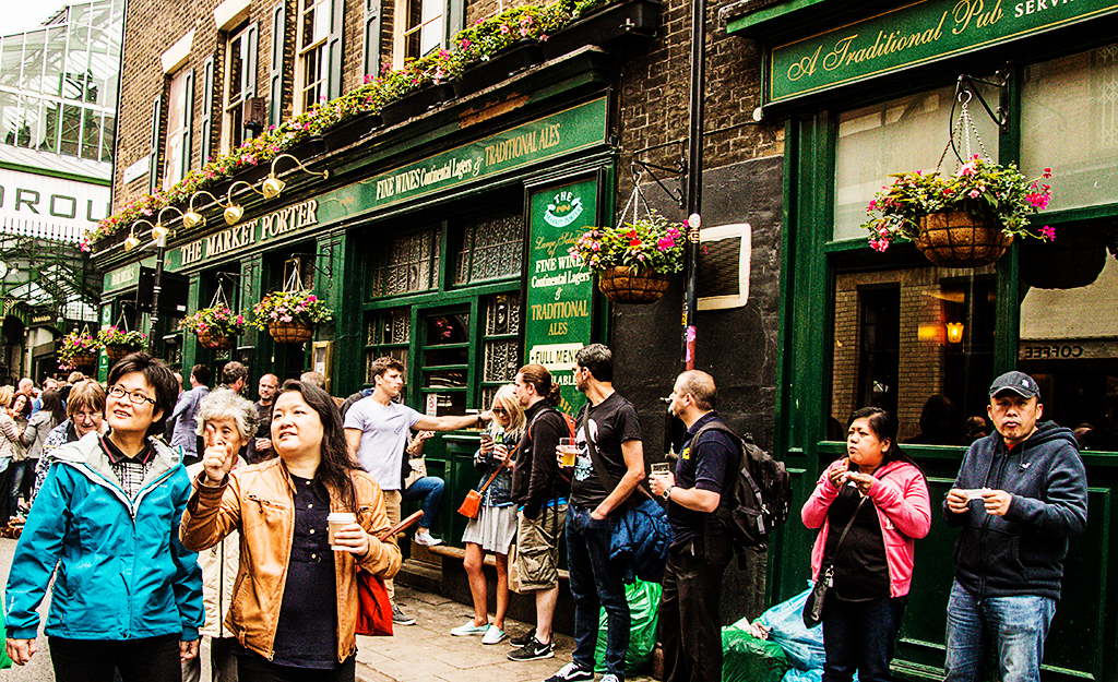 20160604_Southwark_flowers-on-Market-Porter-pub-Stoney-St-SE1_3554