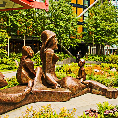 20160604_Southwark_statue-family-group-surrounded-by-planting_3525