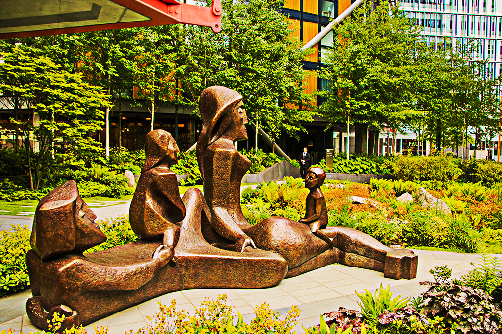 20160604_Southwark_statue-family-group-surrounded-by-planting_3525