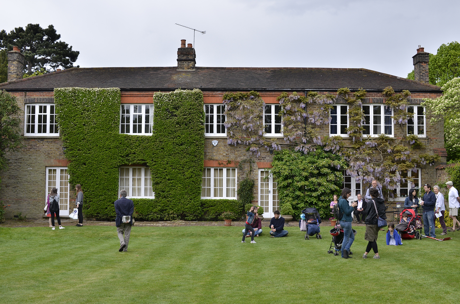 206-05-22_Richmond_Petersham-Open-Gardens_Traditional-House_People-enjoing-the-Gardens