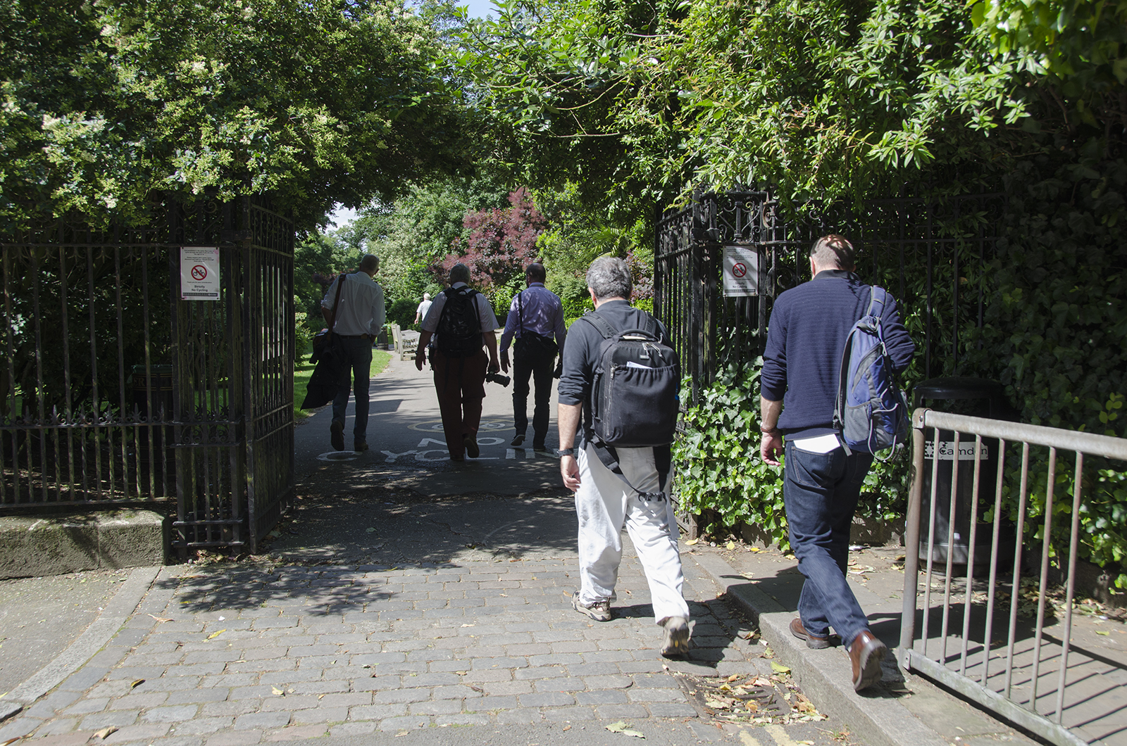 2016-07-06-Highgate_Summer_People_Waterlow-Park_Photographers-Arriving