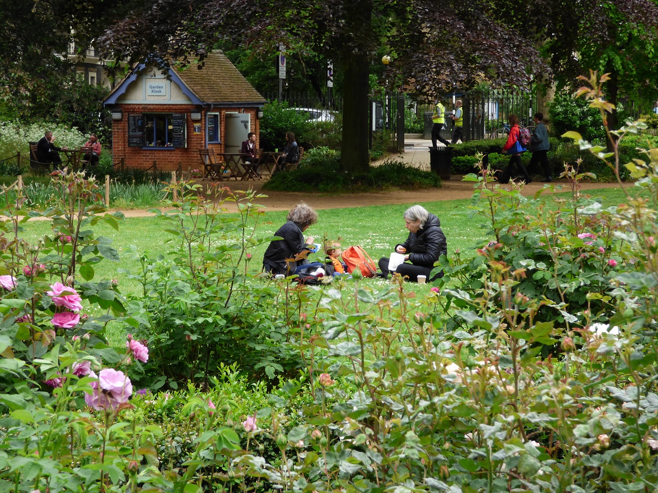 20160519_London-Borough-of-Camden_Gordon-Square-Garden_Late-Lunch-in-Gordon-Square