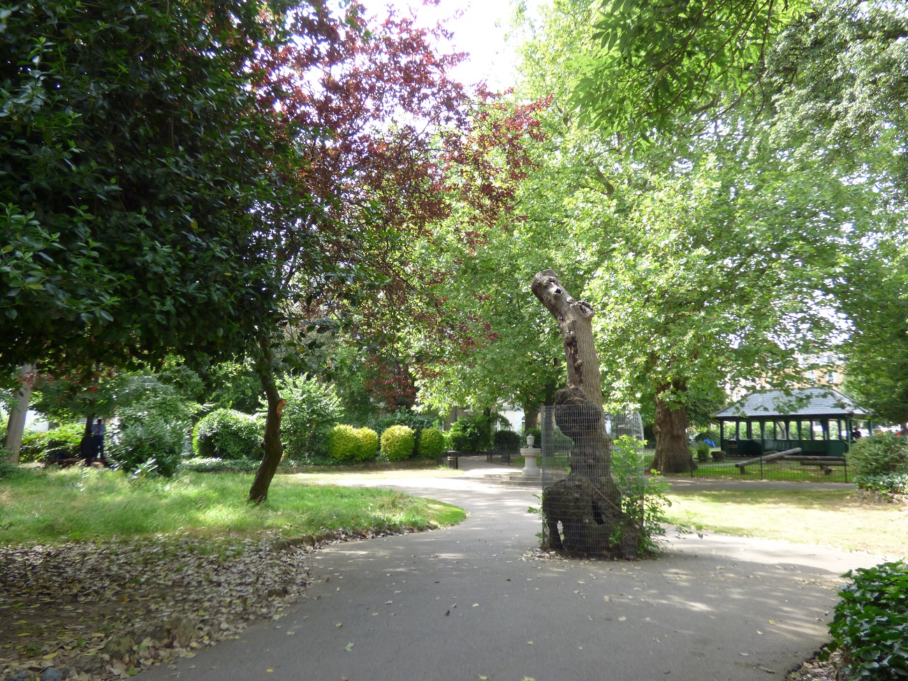 20160707_Hackney_Clapton-Square_Imprisoned-Trunk