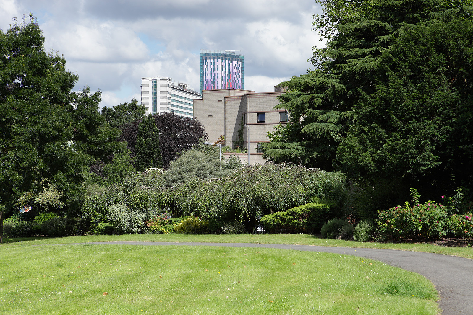 20160714_Croydon_Park-Hill-Recreation-Ground_A-reminder-of-what-waits-outside