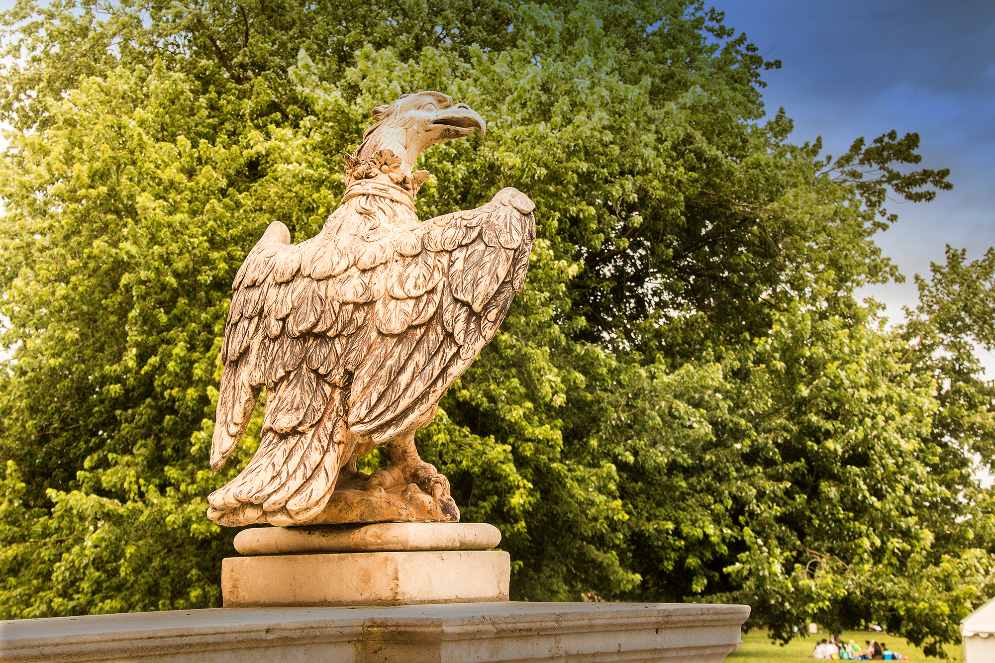 5259-Eagle-outside-Osterley-House