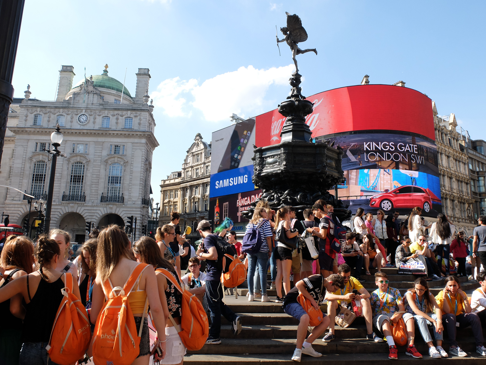 Picadilly-Circus-visitors