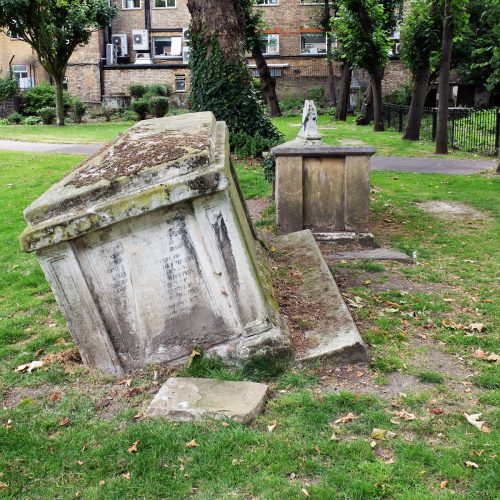 St-Andrews-Gardens-graves