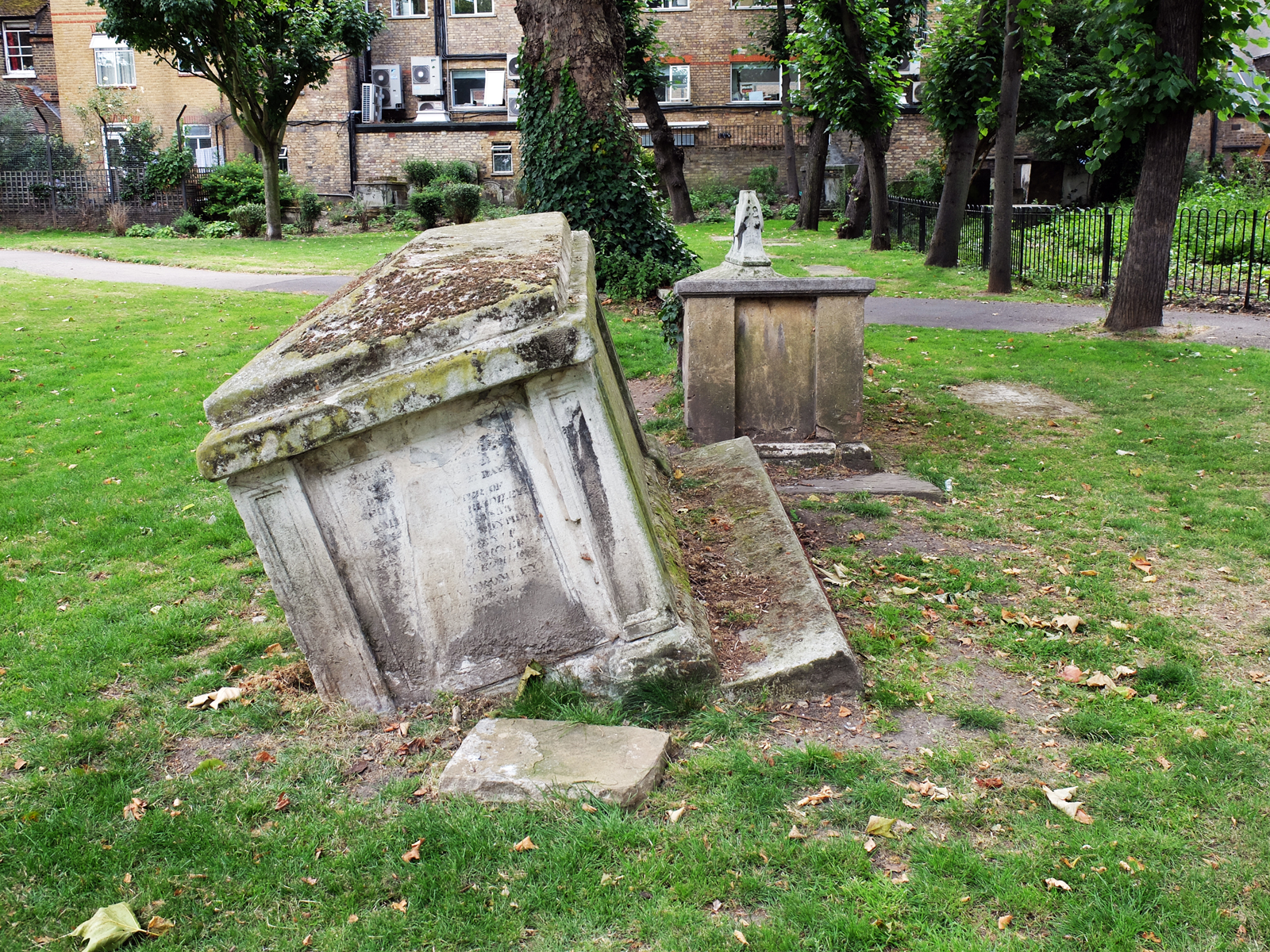 St-Andrews-Gardens-graves