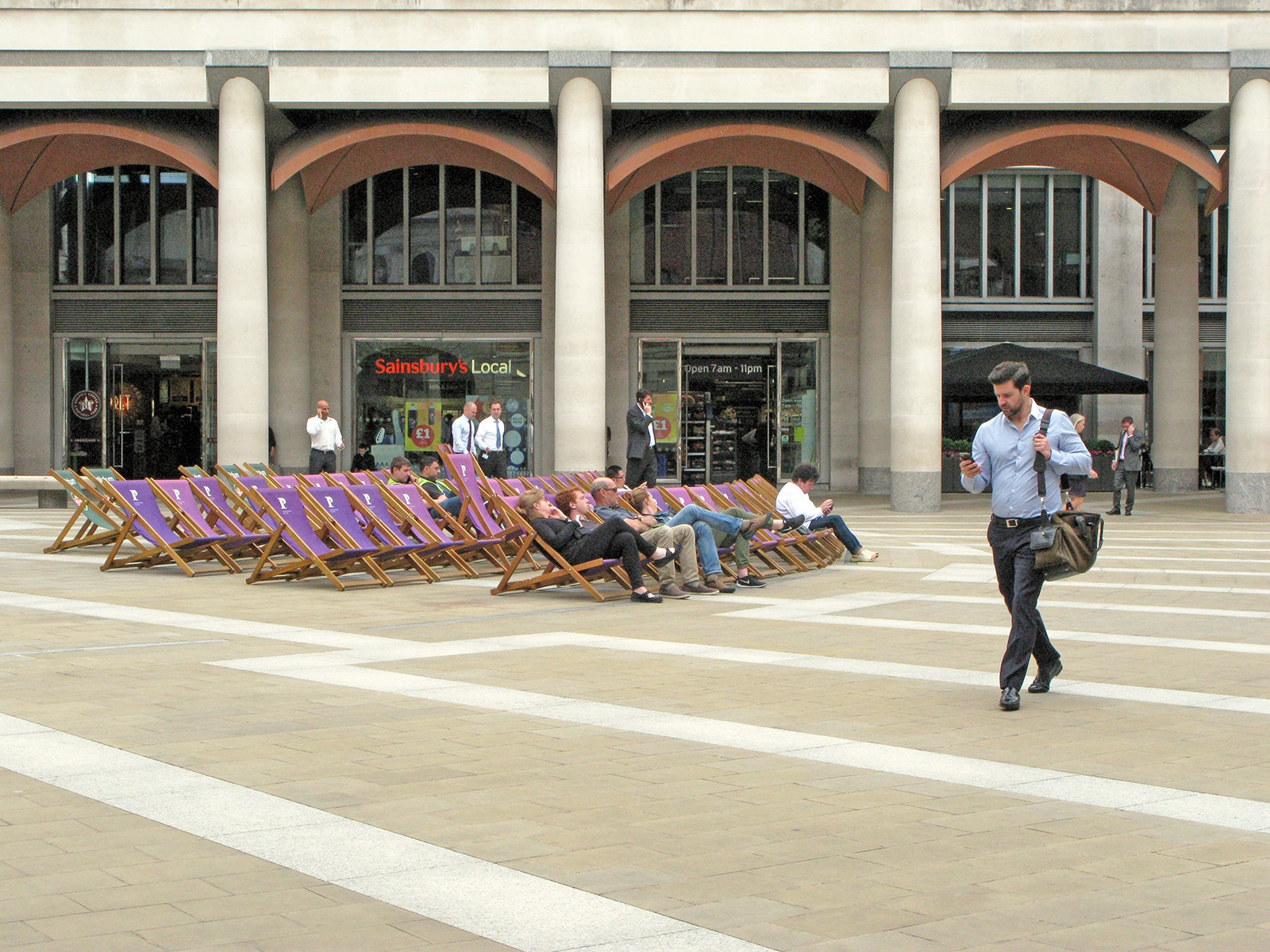 2016-08-01-City-of-London_Paternoster-Square_Summer_People_Morning-TV-or-just-having-a-rest