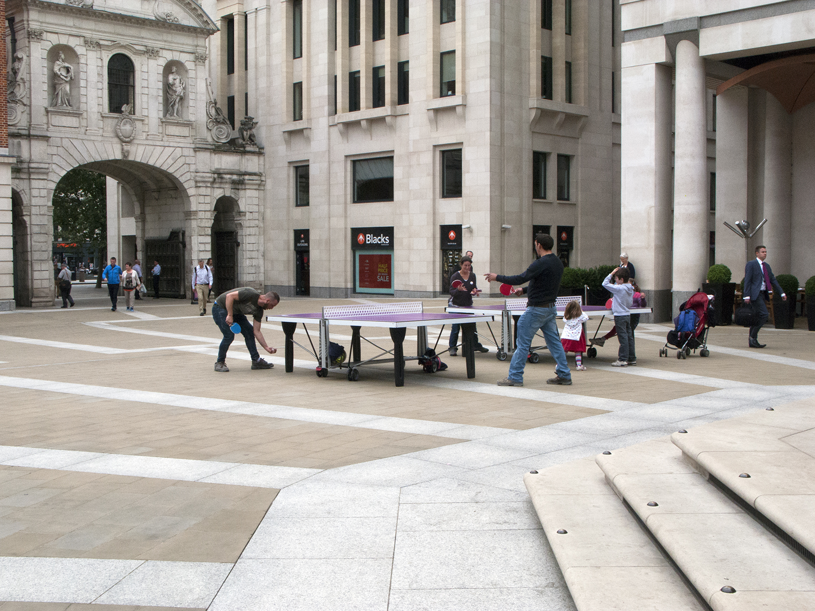 2016-08-01-City-of-London_Paternoster-Square_Summer_People_Whiff-Whaff