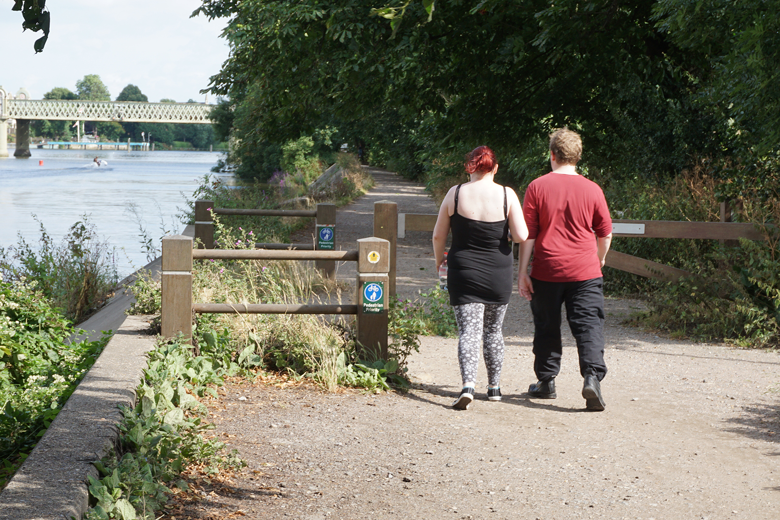 2016-08-03-Hounslow_Kew_Thames-Path_People_Summer_Walkers