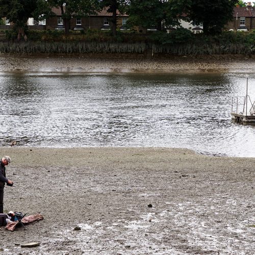 2016-08-03-Hounslow_Strand-on-the-Green_Summer_Person_Fishing-at-Low-Tide