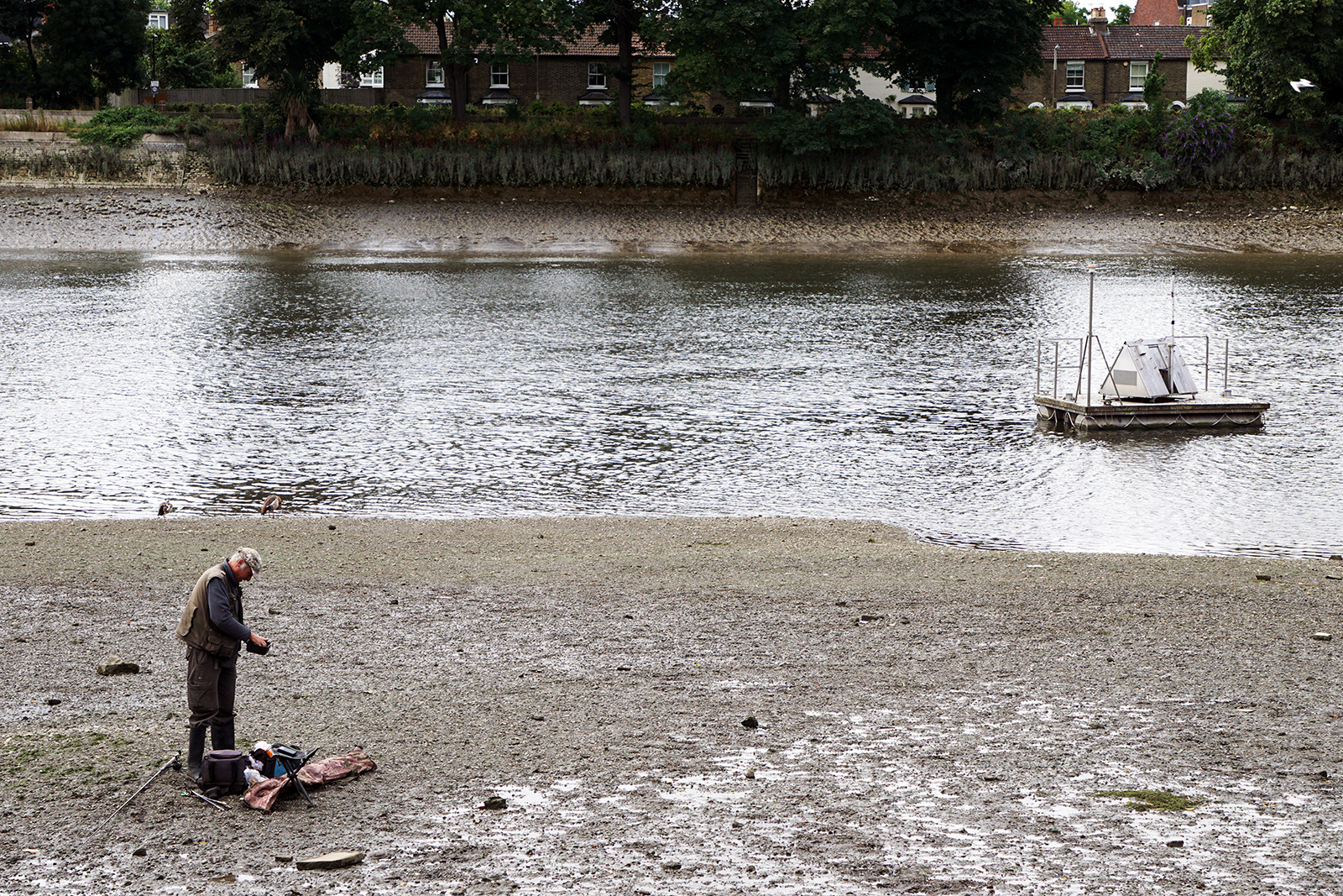 2016-08-03-Hounslow_Strand-on-the-Green_Summer_Person_Fishing-at-Low-Tide