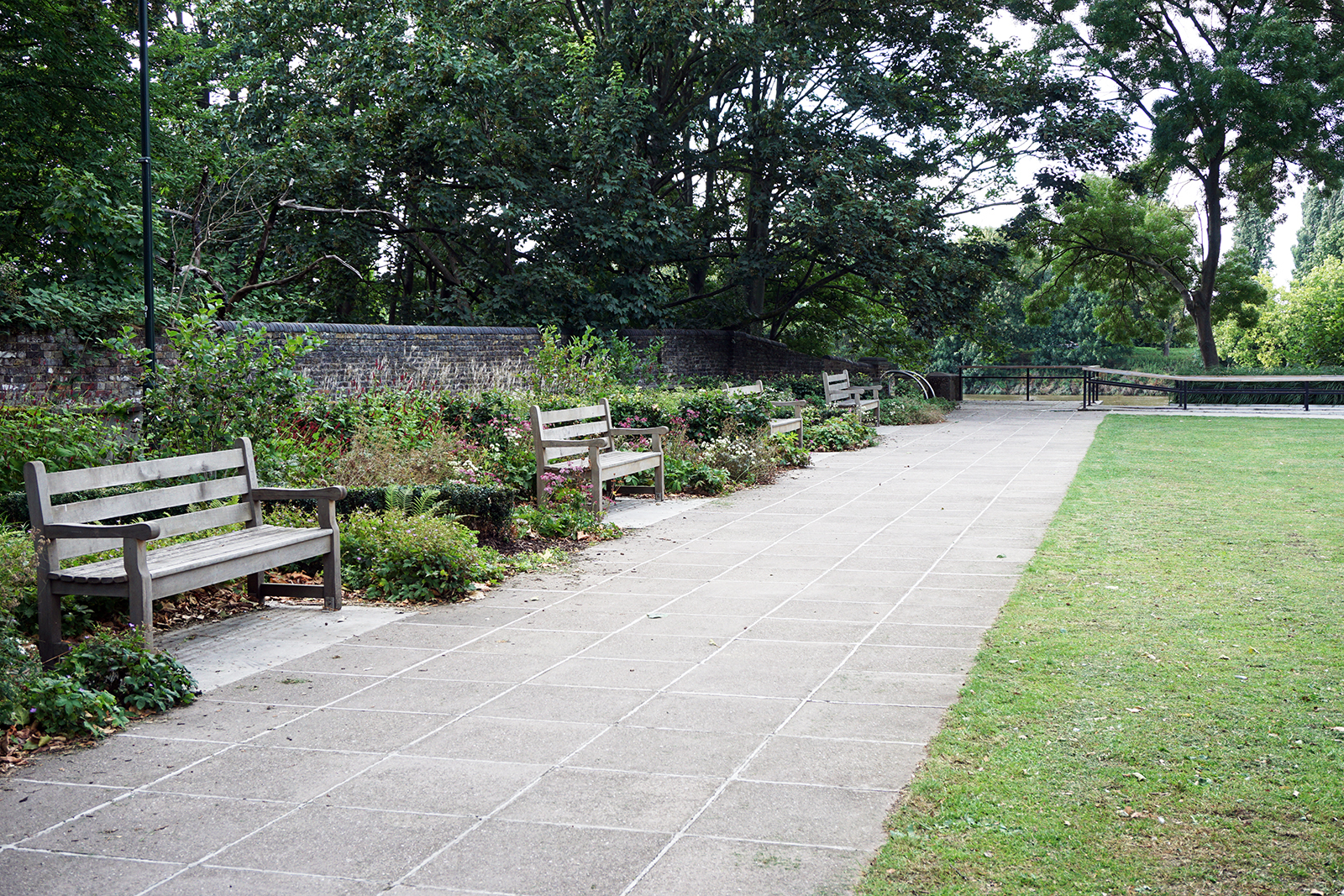 2016-08-03-Richmond_Jubilee-Gardens_Summer_Landscape_Small-Park-beside-the-Thames