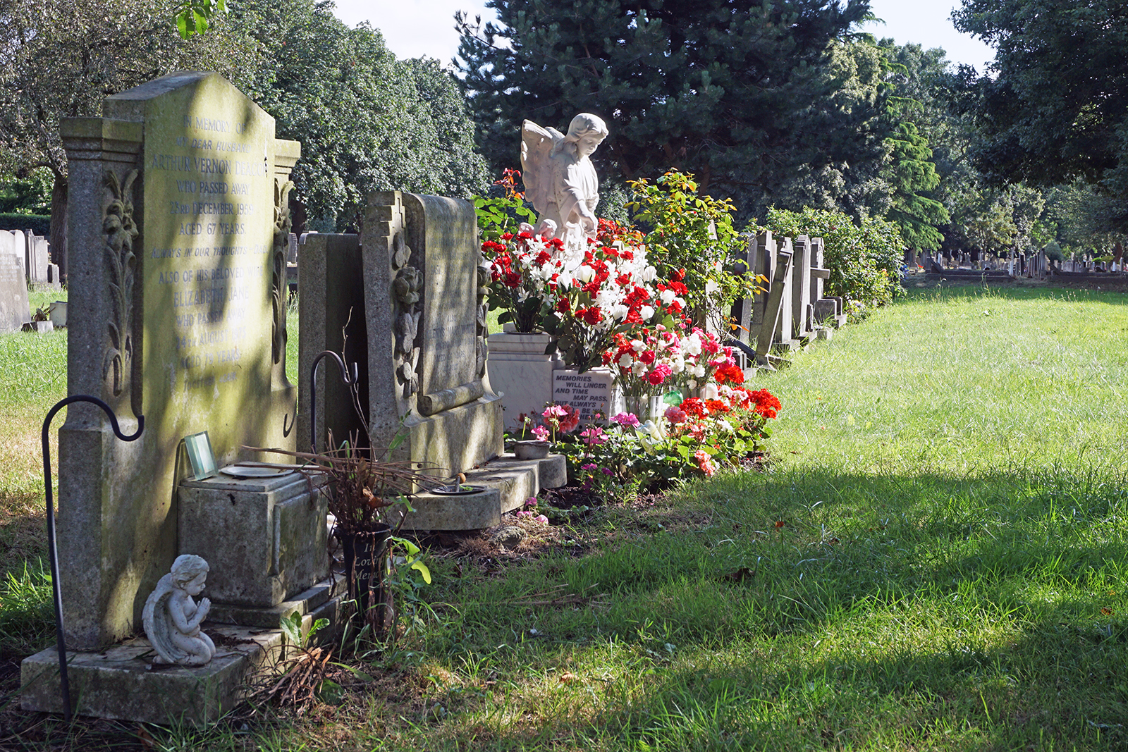 2016-08-03-Richmond_Mortlake-Cemetery-and-Crematorium_Summer_Detail_RIP