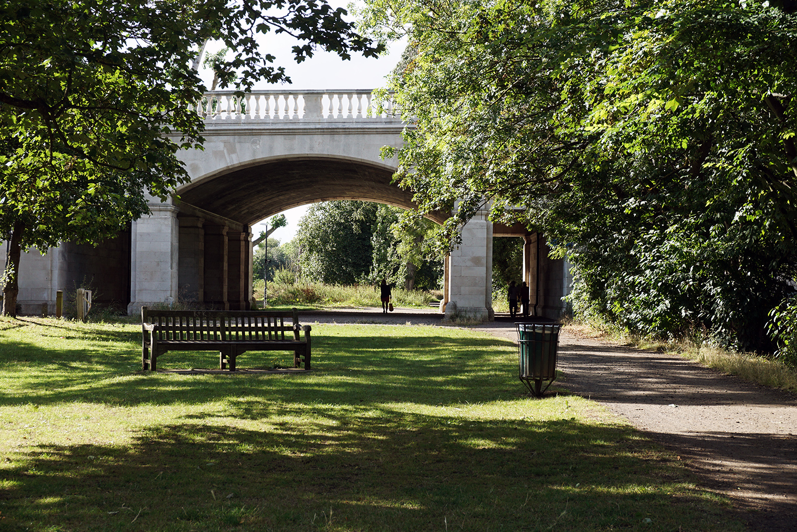 2016-08-03-Richmond_Summer_Thames-Path_Landscape_Small-Breathing-Space-at-Chiswick-Bridge