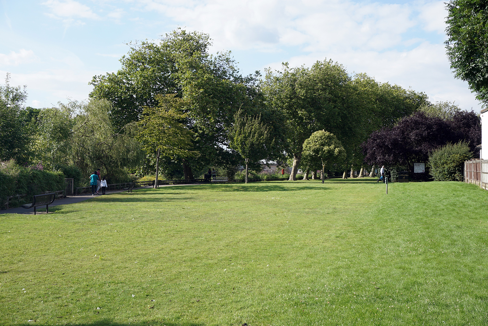 2016-08-10-Sutton_Waddon-Ponds_Garden-beside-the-lakes_Summer_Landscape