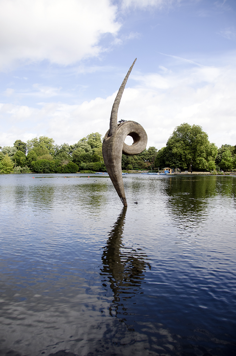 2016-08-20-Tower-Hamlets_Victoria-Park_Lake_Statue_Summer