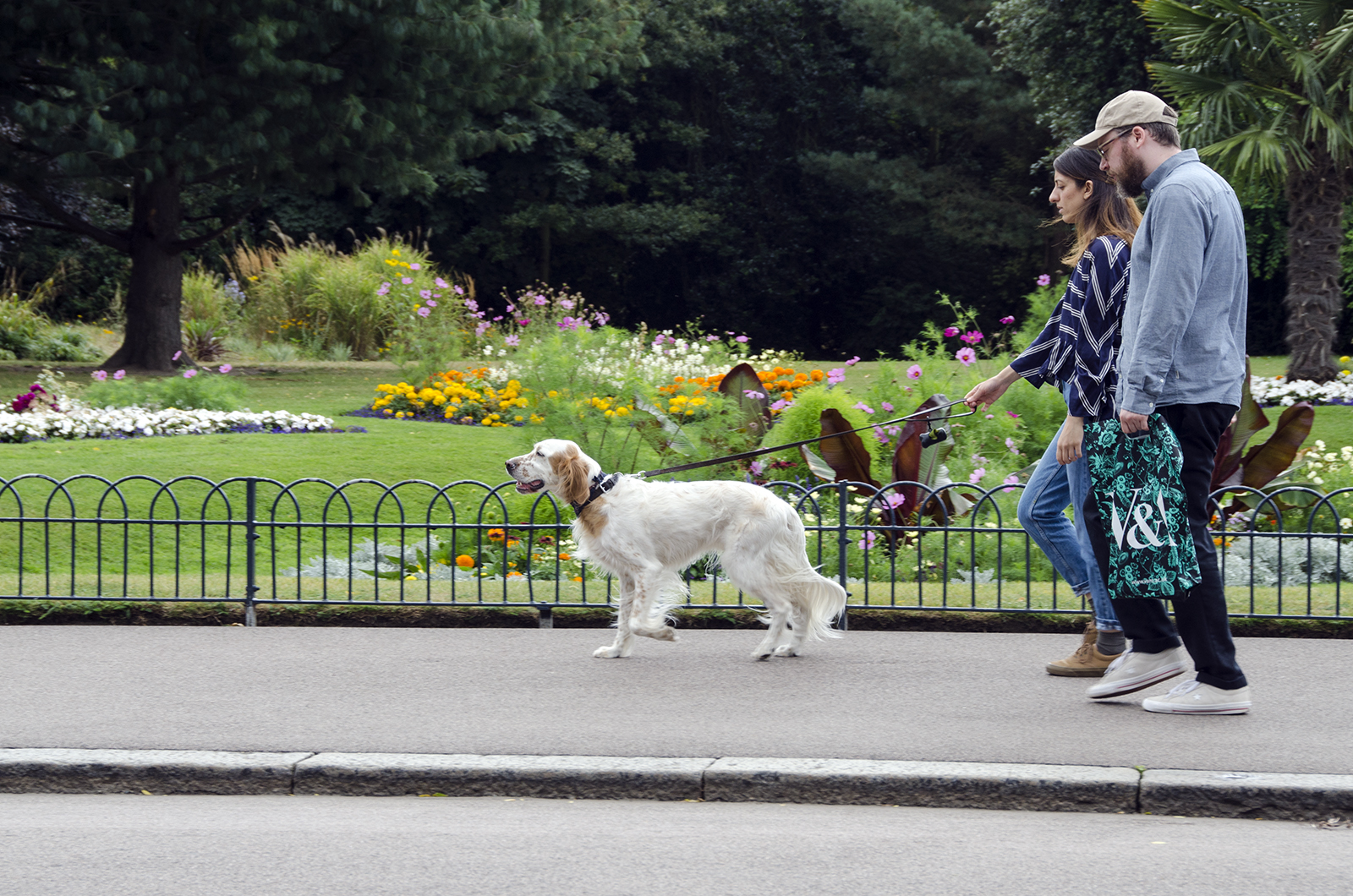 2016-08-20-Tower-Hamlets_Victoria-Park_Sunken-Gardens_People_Saturday-morning-walk