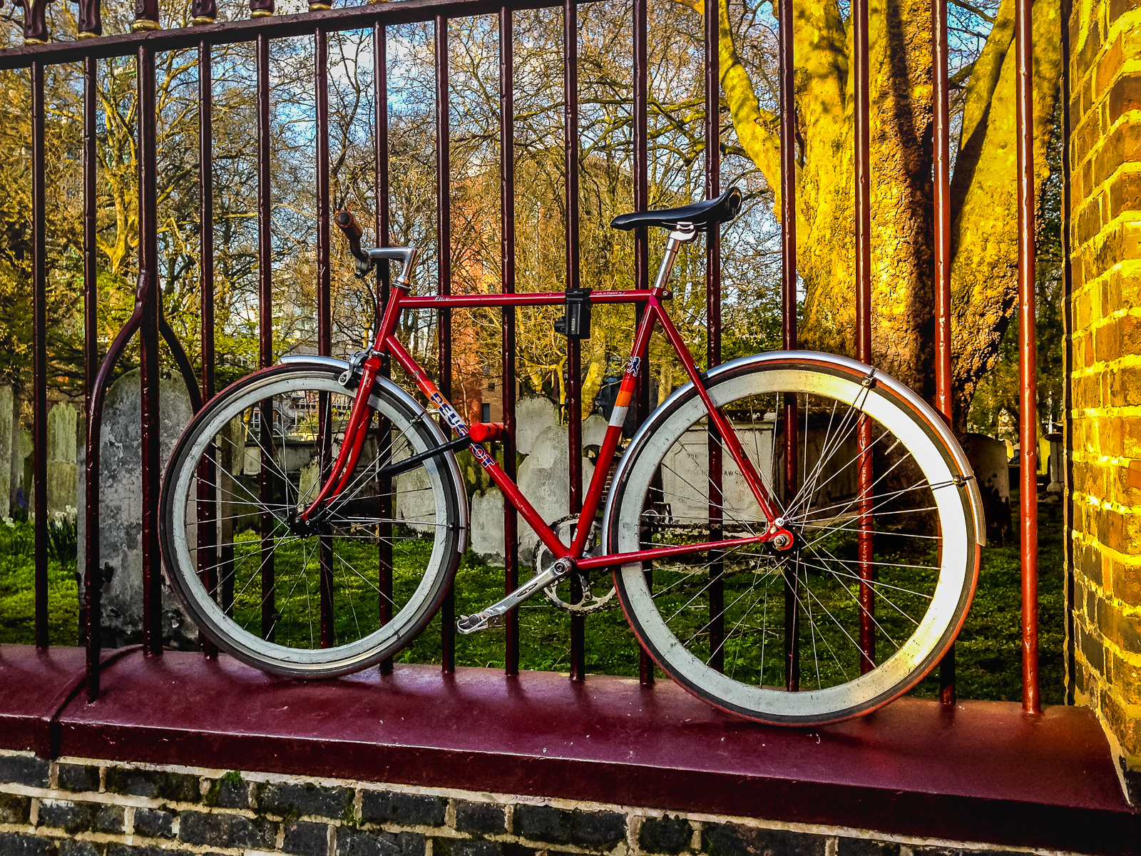 20160419-IMG_2388_Islington_Bunhill-Fields-Cemetery_Bicycle