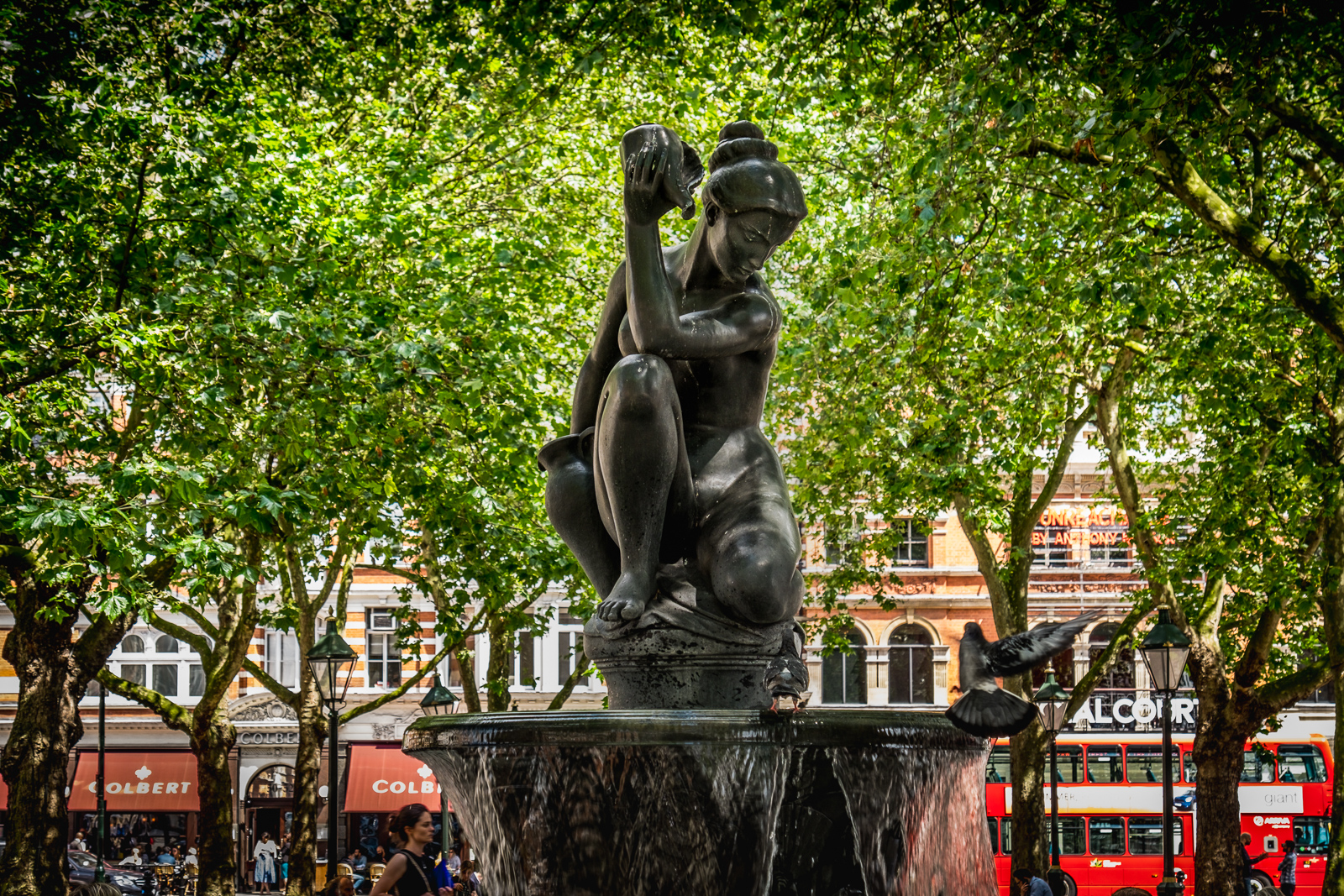 20160714_Kensington-Chelsea_Sloane-Square_Go-Away-Pidgeons