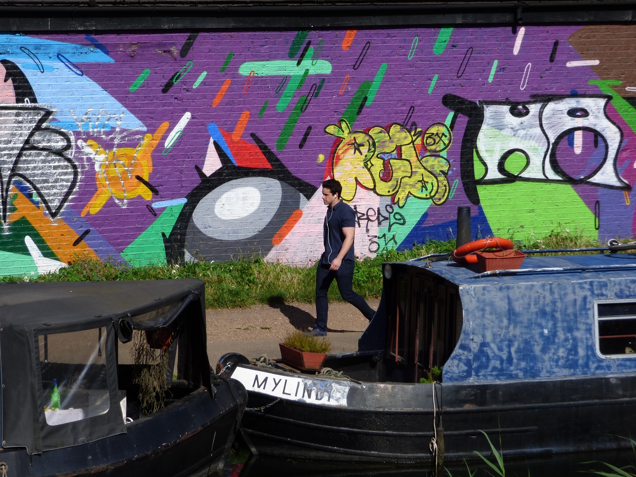 20160717_Tower-Hamlets_Mile-End-Ecology-Park_Walls-and-Narrow-Boats