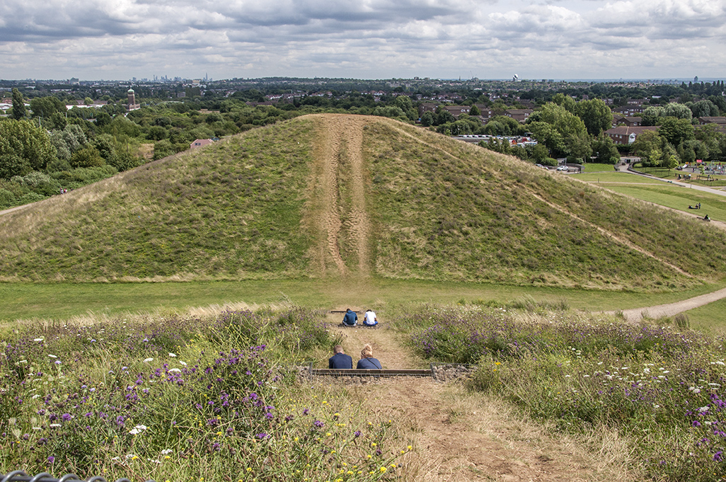 20160803_Ealing_Northala-Fields_View-of-the-first-mound-and-South-London