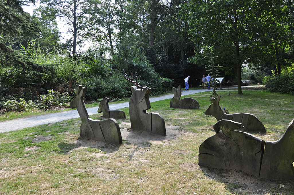 20160817_Havering_Bedfords-Park_Carvings