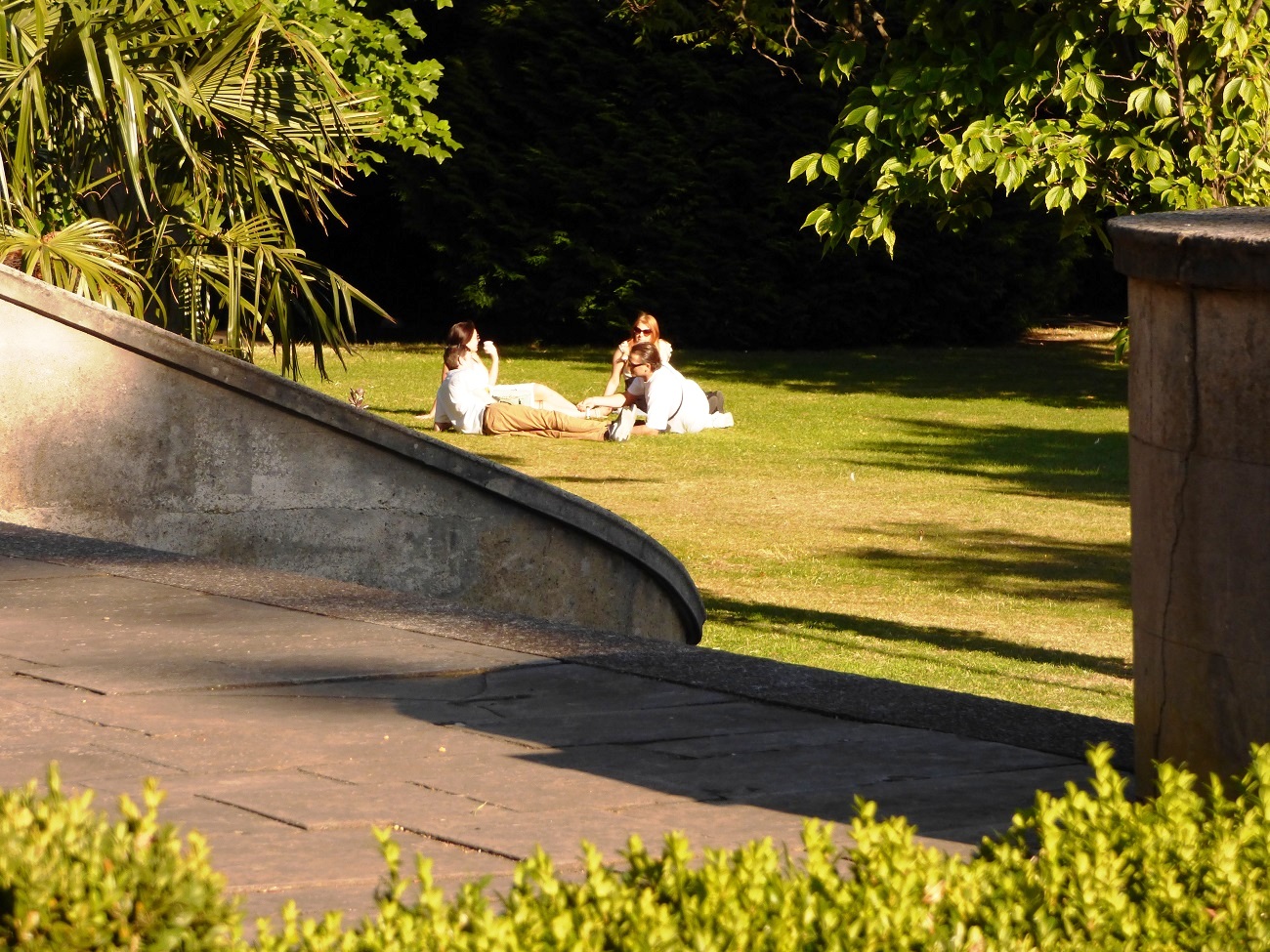 20160817_Tower-Hamlets_King-Edward-VII-Memorial-Park_Enjoying-the-Green-Grass